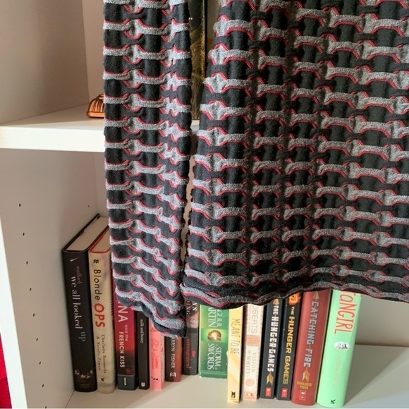 Max Studio Black, Gray, and Red Patterned Long Sleeve Scoop Neck Size Small - Picture 4 of 5